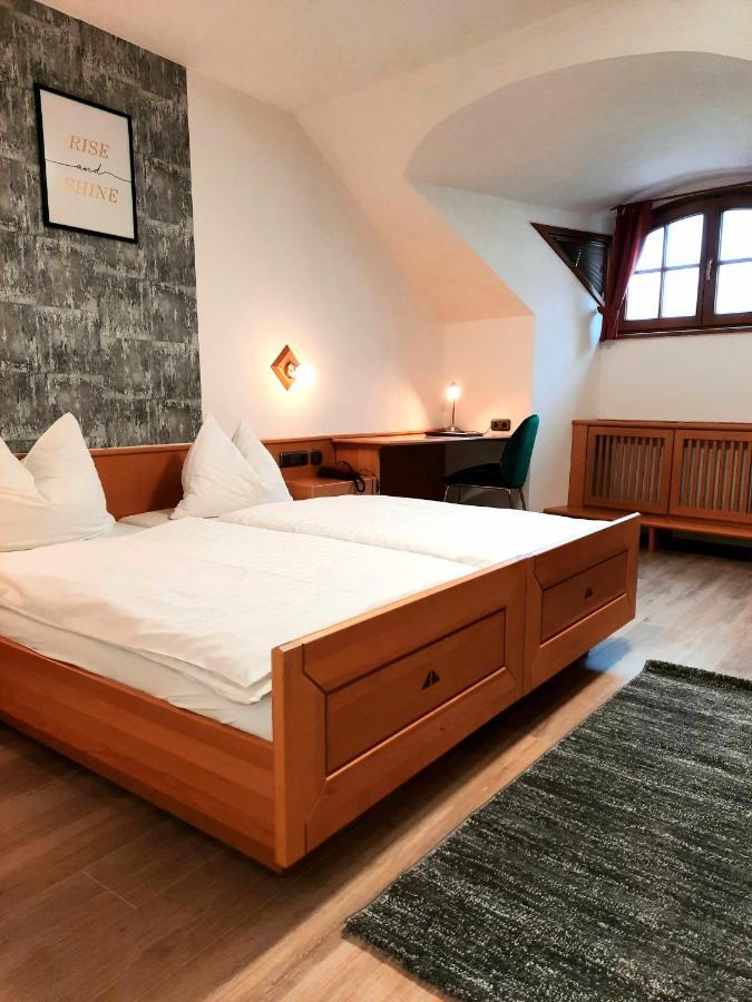 Hotel Zum Goldenen Hirschen 프레이스타드트 외부 사진
