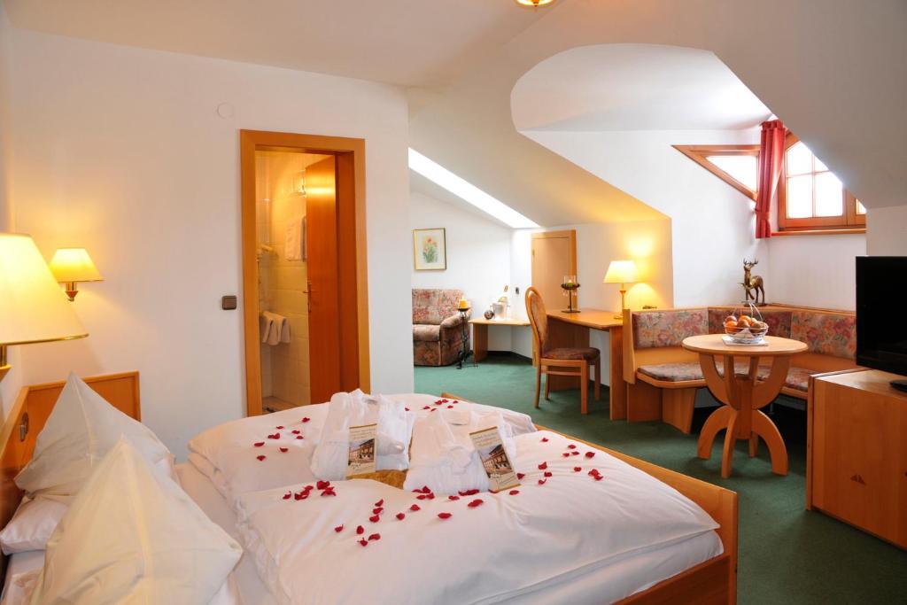 Hotel Zum Goldenen Hirschen 프레이스타드트 객실 사진